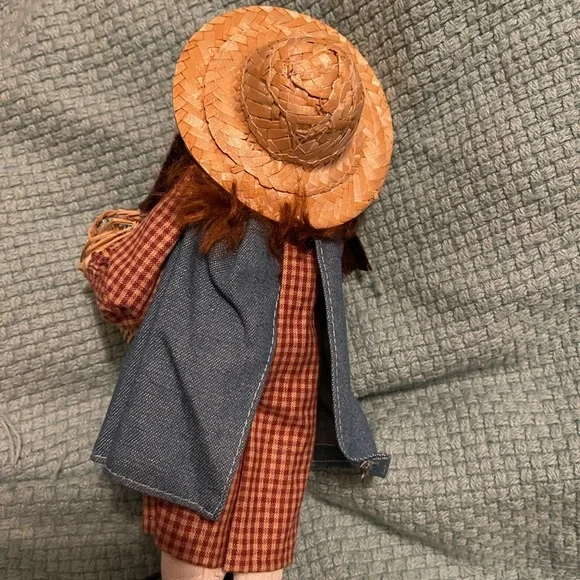 Byers Choice Carolers Harvest Girl in Straw Hat @ Flower Basket 2004 10 in